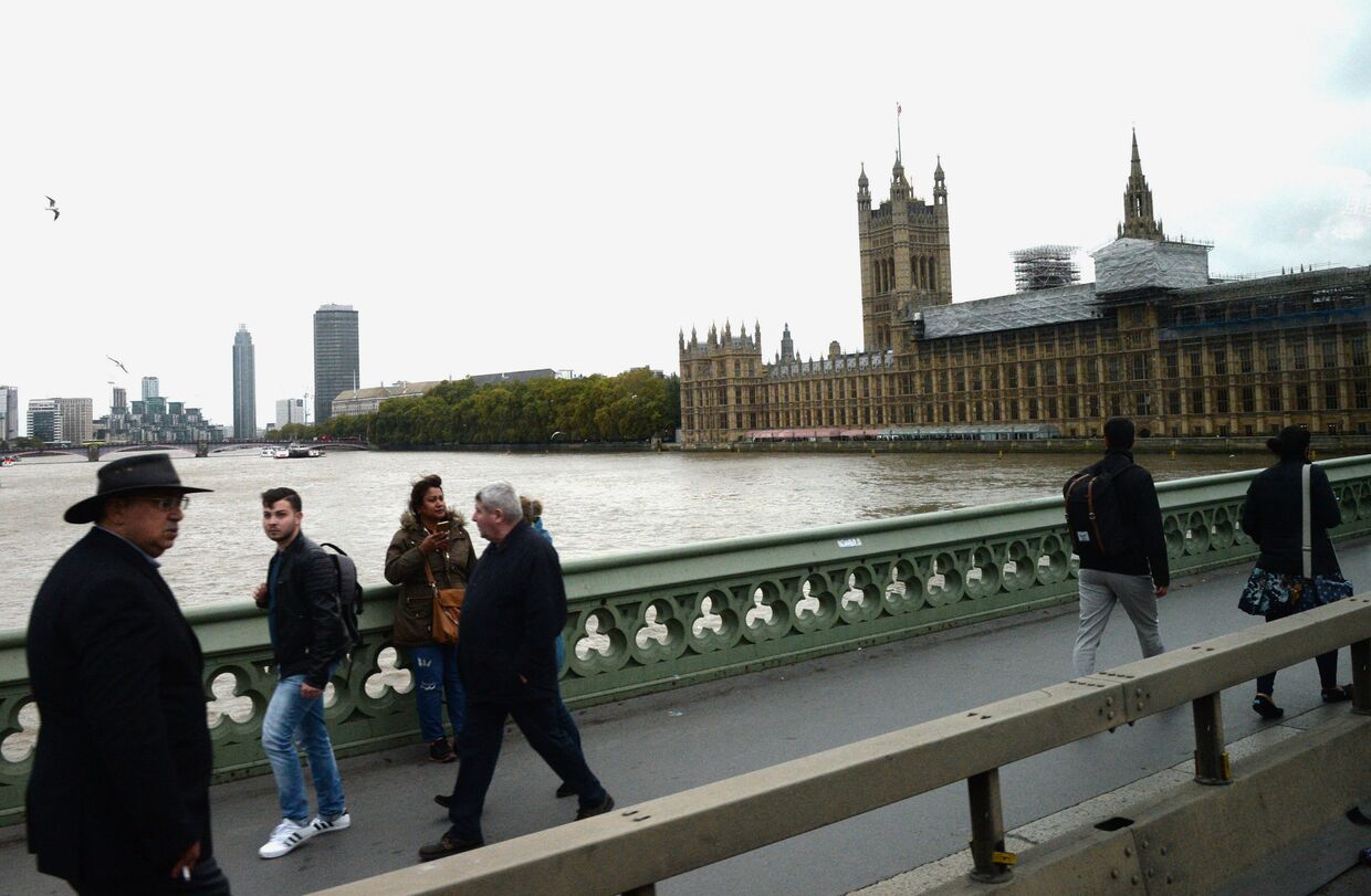 Прохожие на Вестминстерском мосту у Вестминстерского аббатства в Лондоне