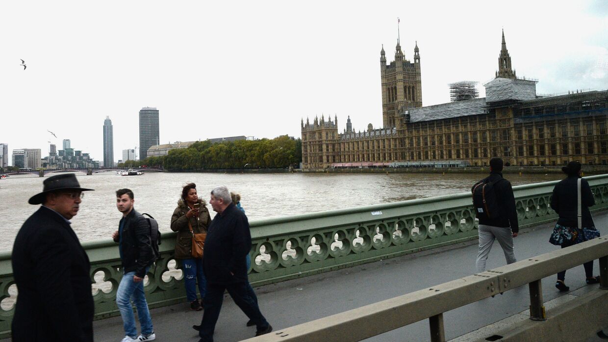 Прохожие на Вестминстерском мосту у Вестминстерского аббатства в Лондоне