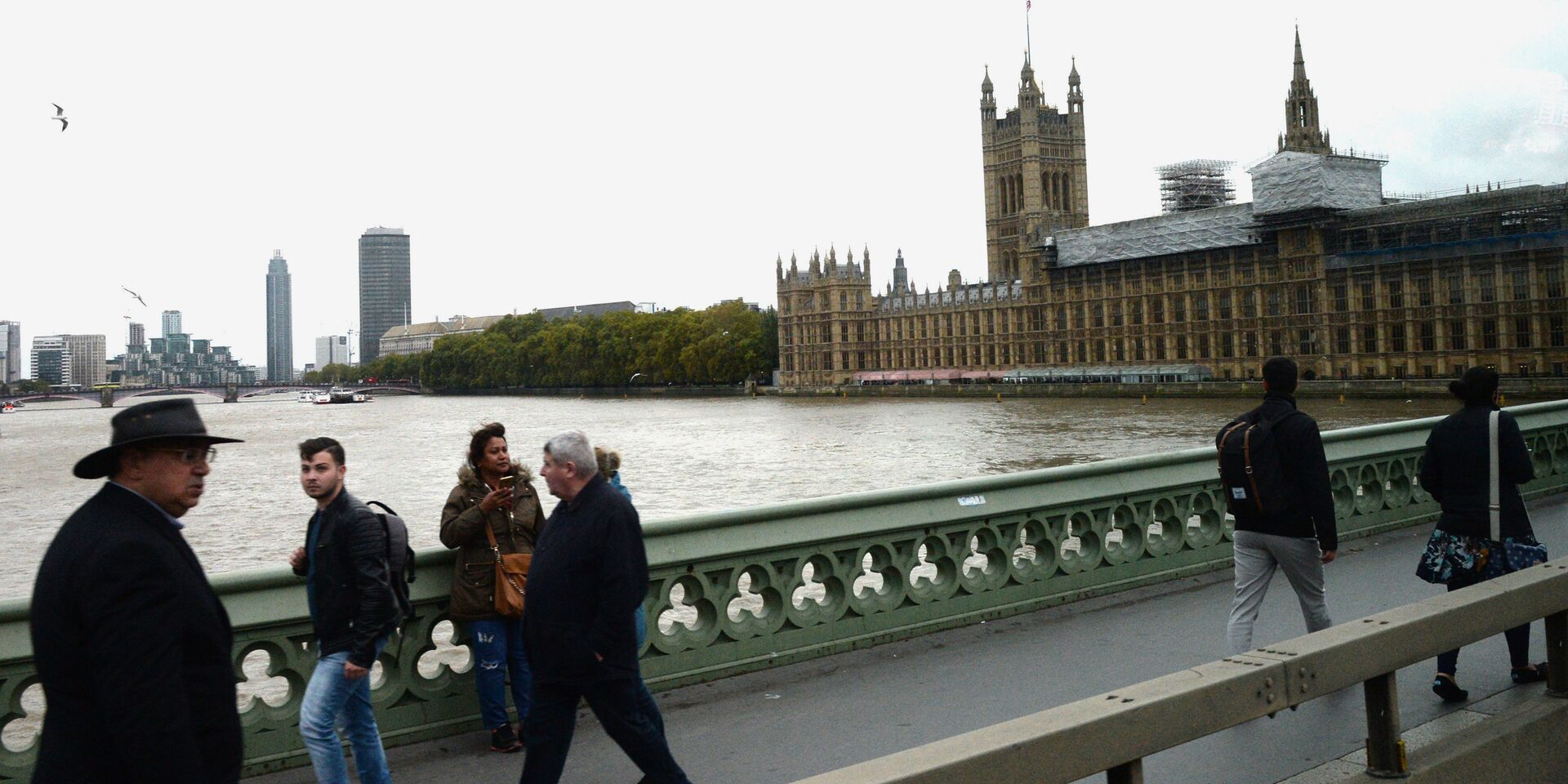 Прохожие на Вестминстерском мосту у Вестминстерского аббатства в Лондоне - ИноСМИ, 1920, 29.11.2022