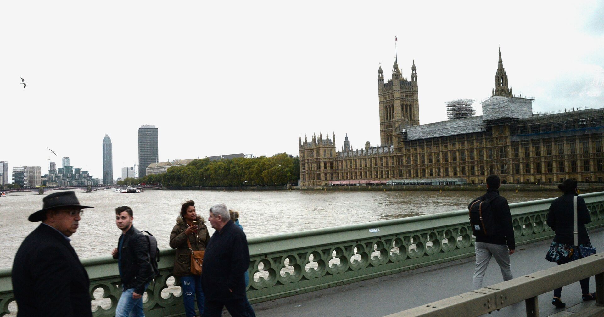 Прохожие на Вестминстерском мосту у Вестминстерского аббатства в Лондоне - ИноСМИ, 1920, 21.05.2021