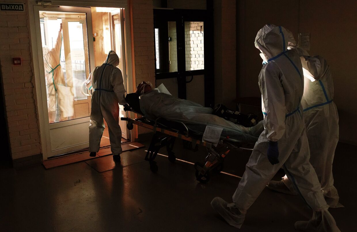 Работа временного госпиталя для больных коронавирусом в Ленэкспо