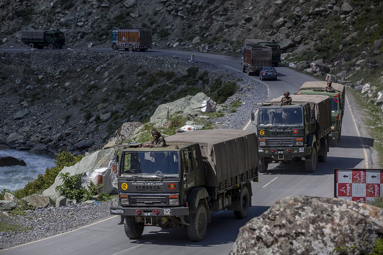 Конвой индийской армии движется по шоссе Шринагар - Ладакх в Гагангире, Индия