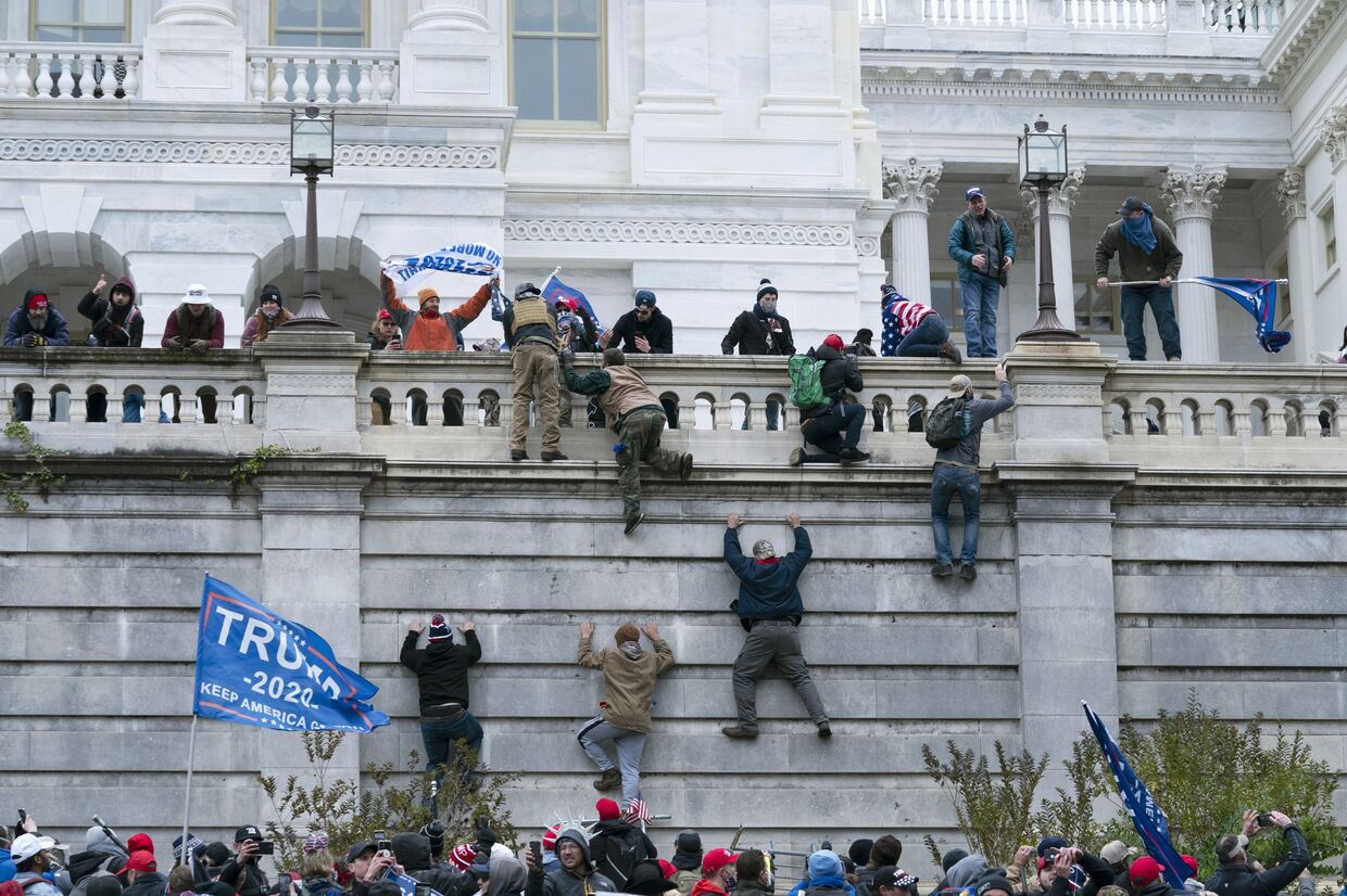 Протестующие штурмуют здание Конгресса в США 6.1.2021