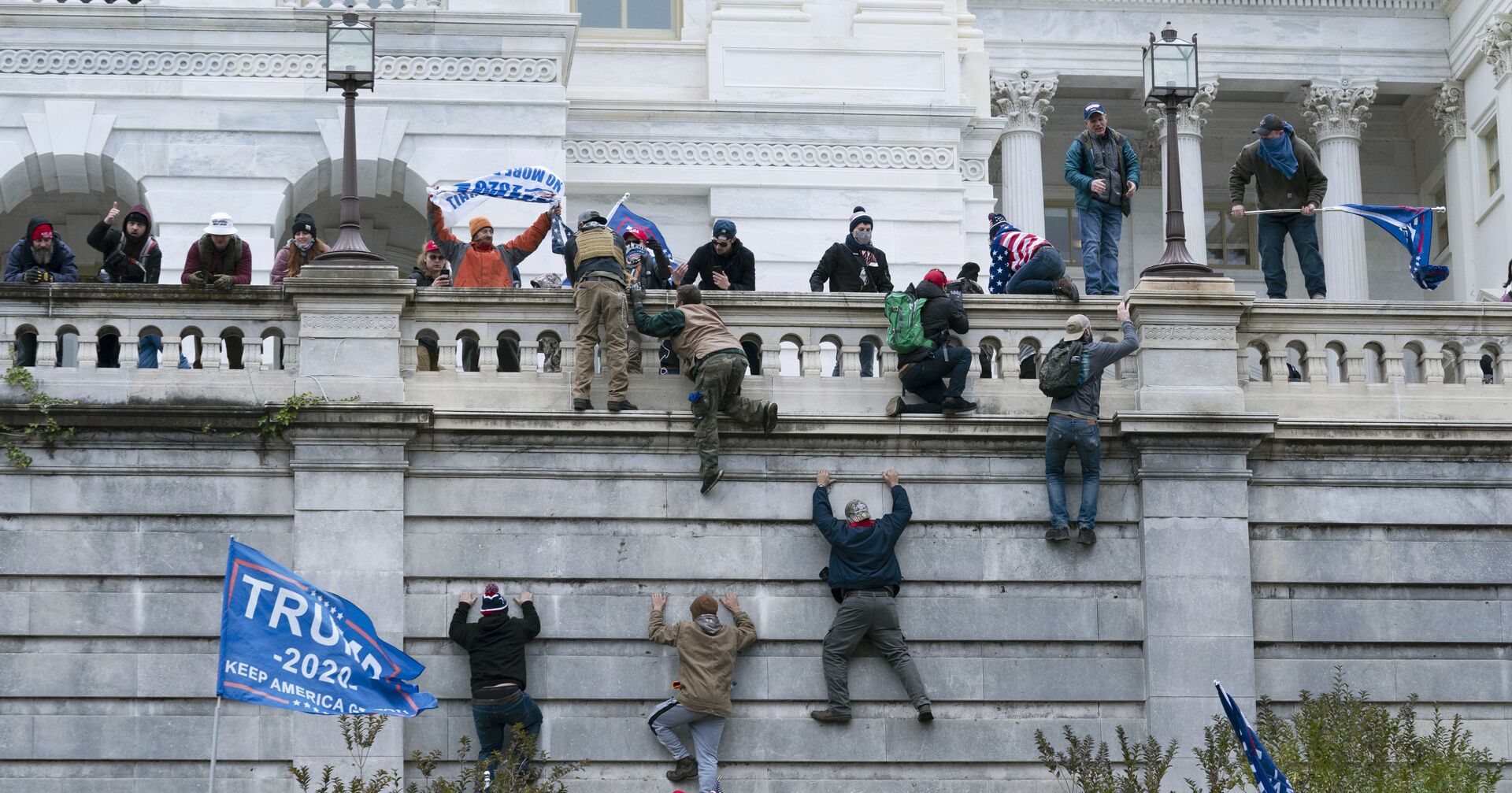 Протестующие штурмуют здание Конгресса в США 6.1.2021 - ИноСМИ, 1920, 07.01.2021