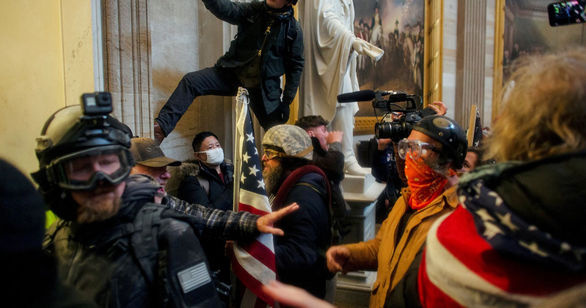 Сторонники Трампа штурмуют здание Капитолия - ИноСМИ, 1920, 13.01.2021