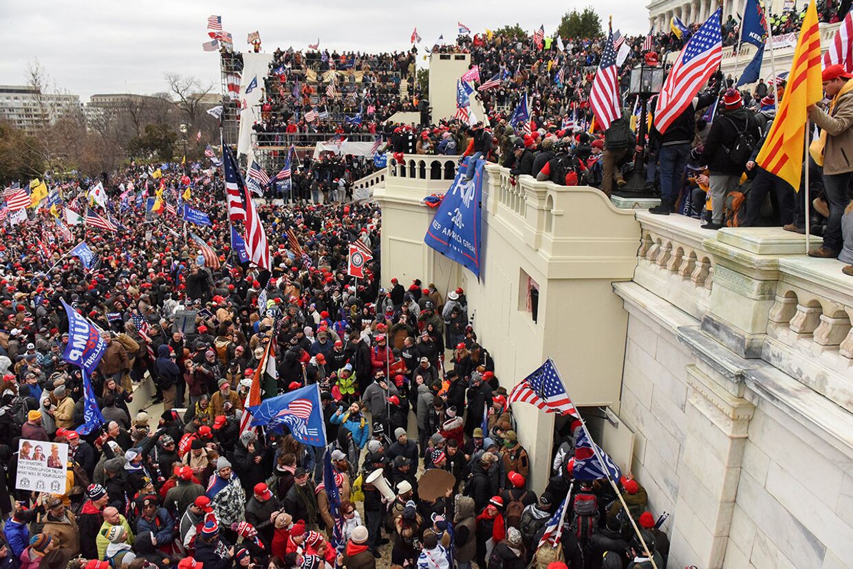 Сторонники президента США Дональда Трампа перед зданием Капитолия США в Вашингтоне