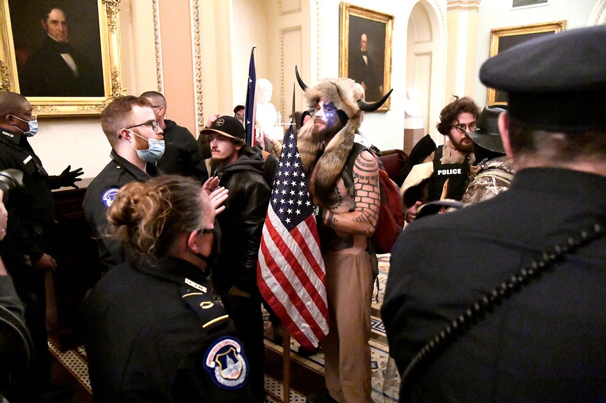 Полиция блокирует сторонников Дональда Трампа на втором этаже Капитолия в Вашингтоне