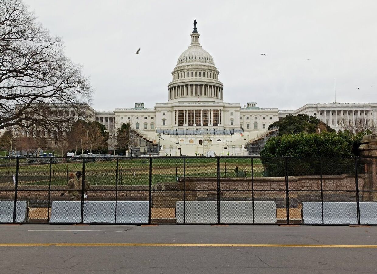 Заграждения установлены у Капитолия (здания Конгресса США) после штурма здания сторонниками Дональда Трампа