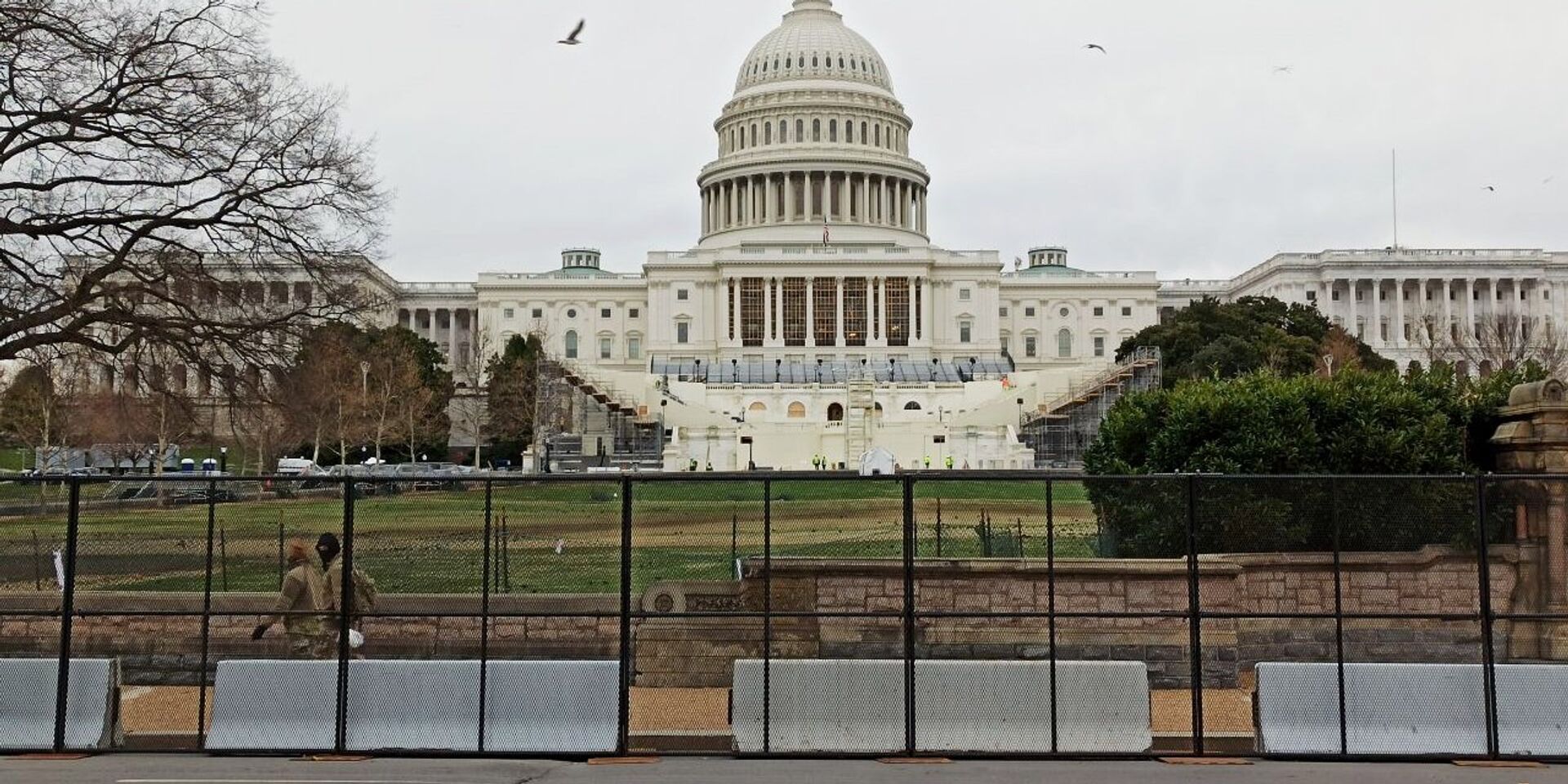 Заграждения установлены у Капитолия (здания Конгресса США) после штурма здания сторонниками Дональда Трампа - ИноСМИ, 1920, 19.01.2021