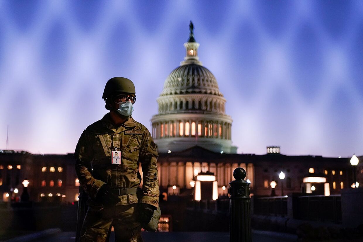 Военный возле Капитолия в Вашингтоне