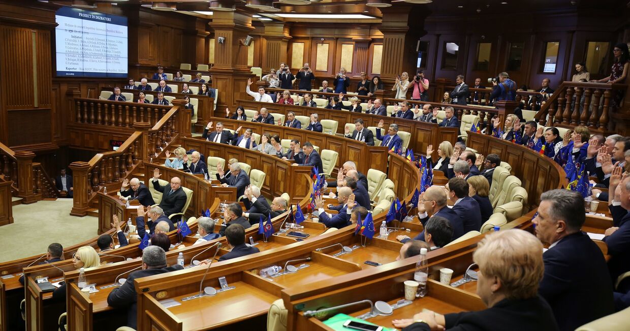 Депутаты на заседании парламента Молдавии в Кишиневе