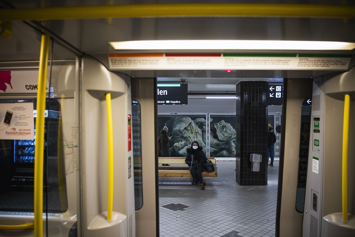 Пассажирка в маске в метро в Стокгольме, Швеция