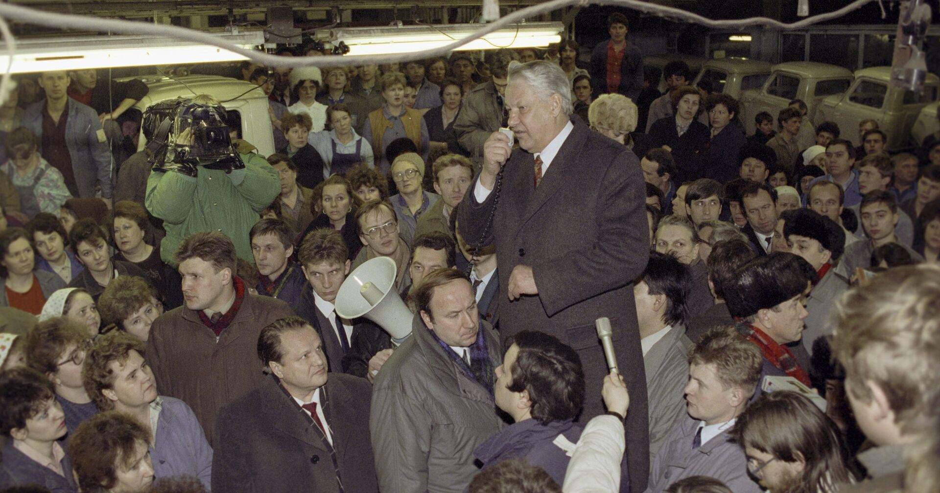 Борис Ельцин выступает на митинге перед рабочими Горьковского автомобильного завода - ИноСМИ, 1920, 13.01.2021