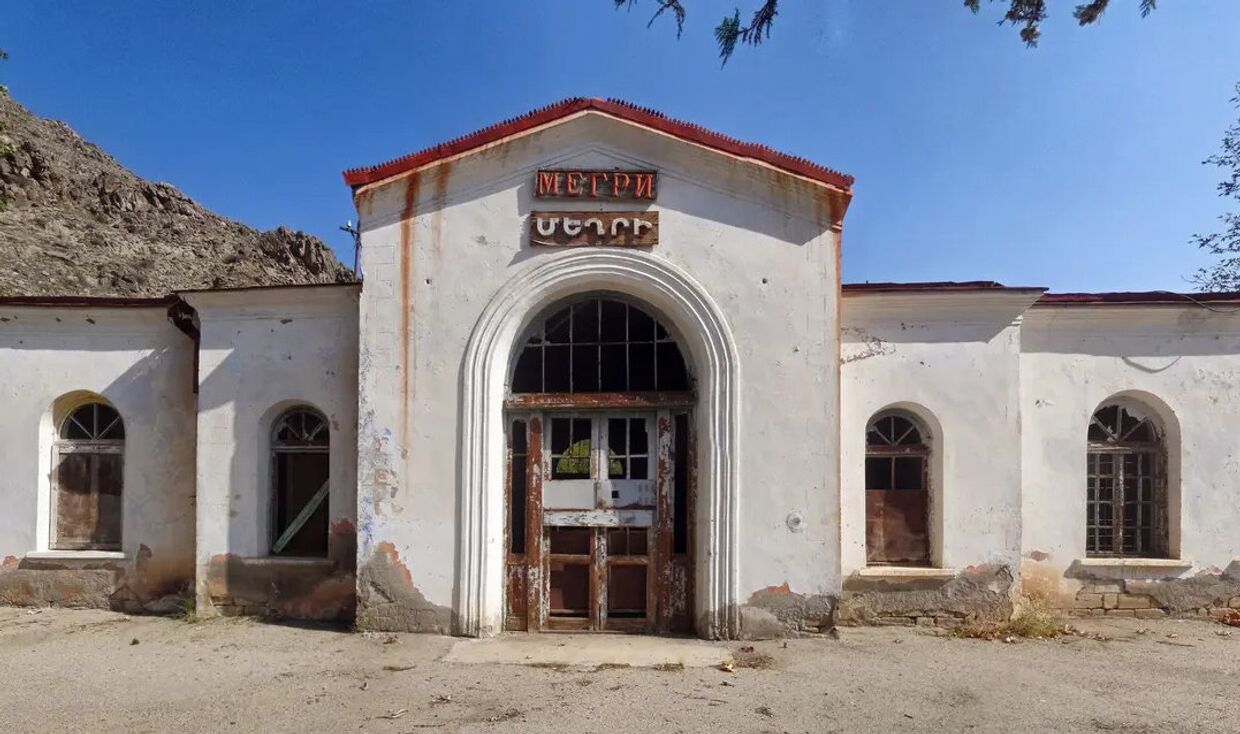 Железнодорожный вокзал армянского города Мегри