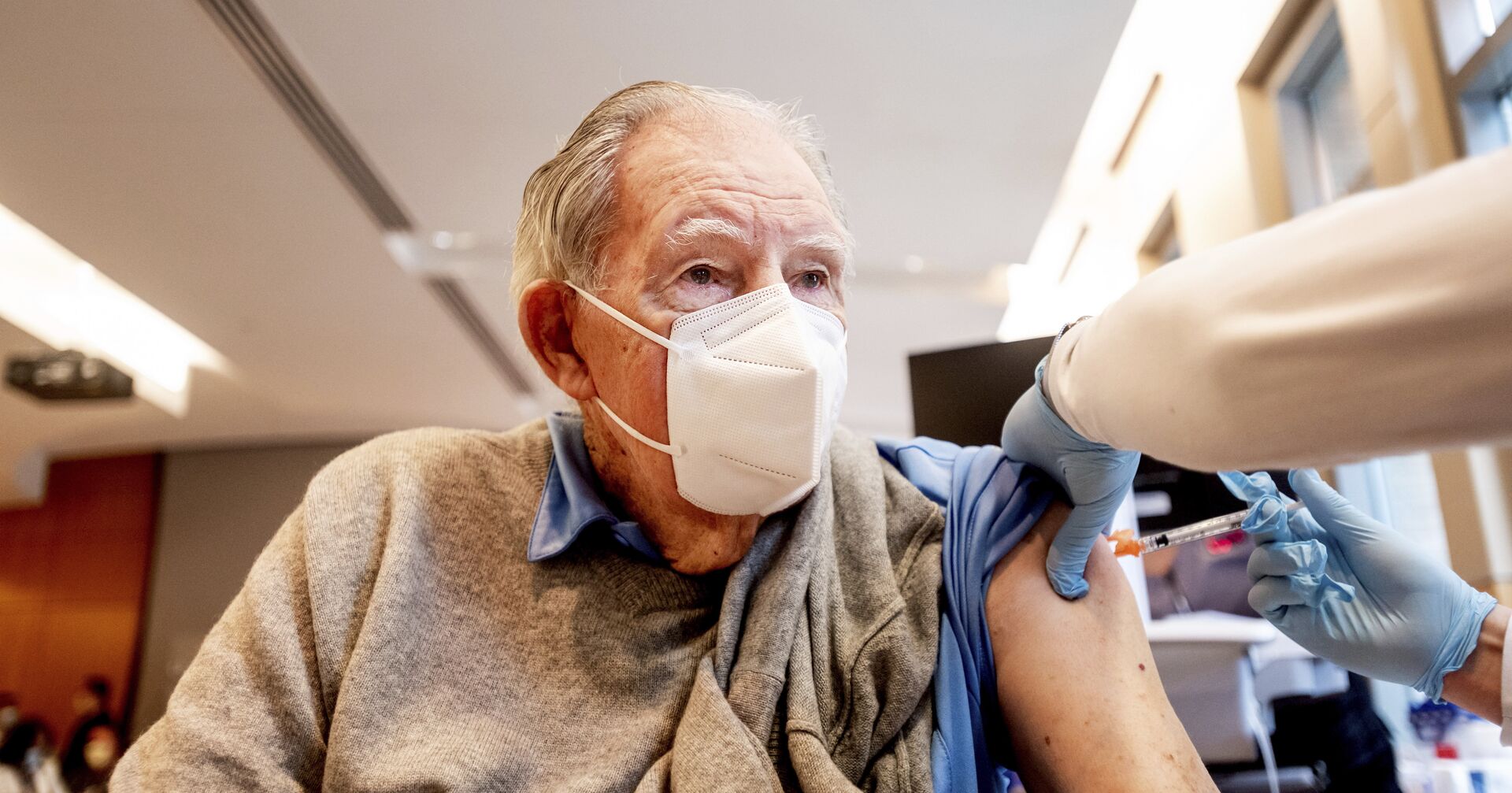 Пожилому мужчине делают прививку вакциной Pfizer - ИноСМИ, 1920, 04.02.2021