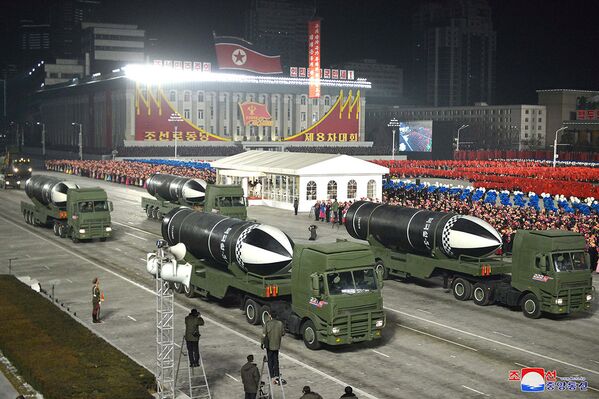 Военный парад в честь VIII съезда Трудовой партии в Пхеньяне