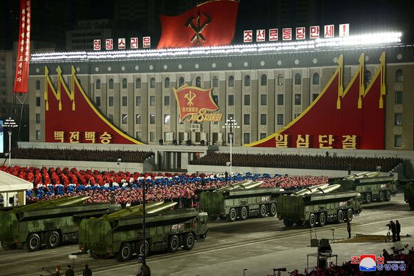 Военный парад в честь VIII съезда Трудовой партии в Пхеньяне