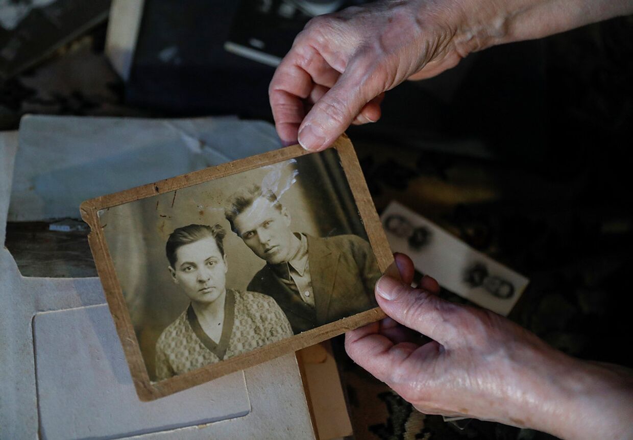 Елизавета Михайлова показывает фотографию ее родителей – матери Антонины и отца Семена