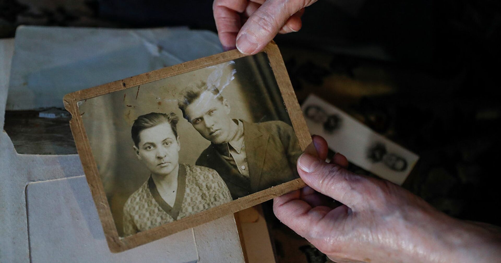 Елизавета Михайлова показывает фотографию ее родителей – матери Антонины и отца Семена - ИноСМИ, 1920, 16.01.2021