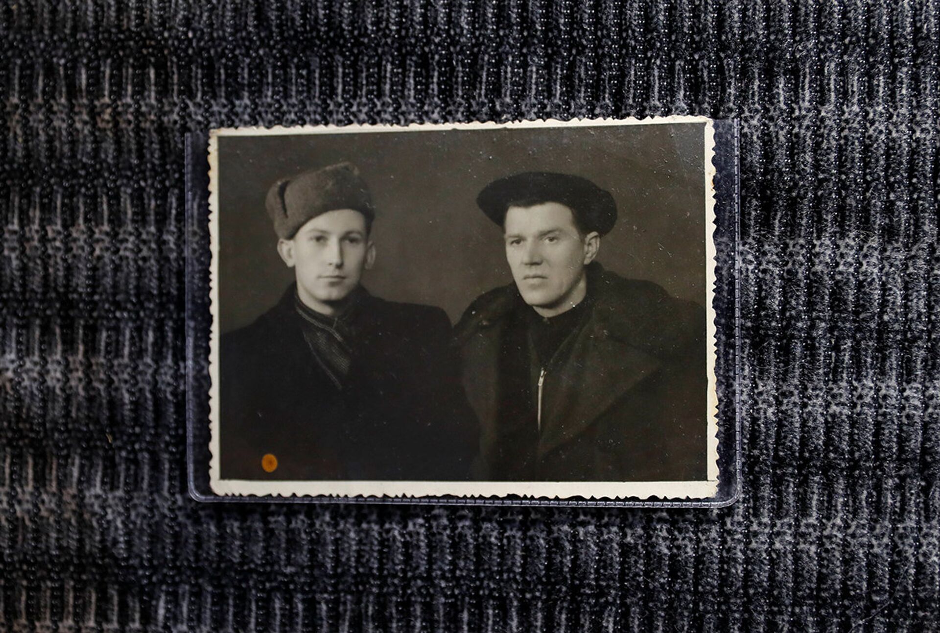 Елизавета Михайлова показывает фото отца Семева Михайлова после первого лагерного срока - ИноСМИ, 1920, 16.01.2021