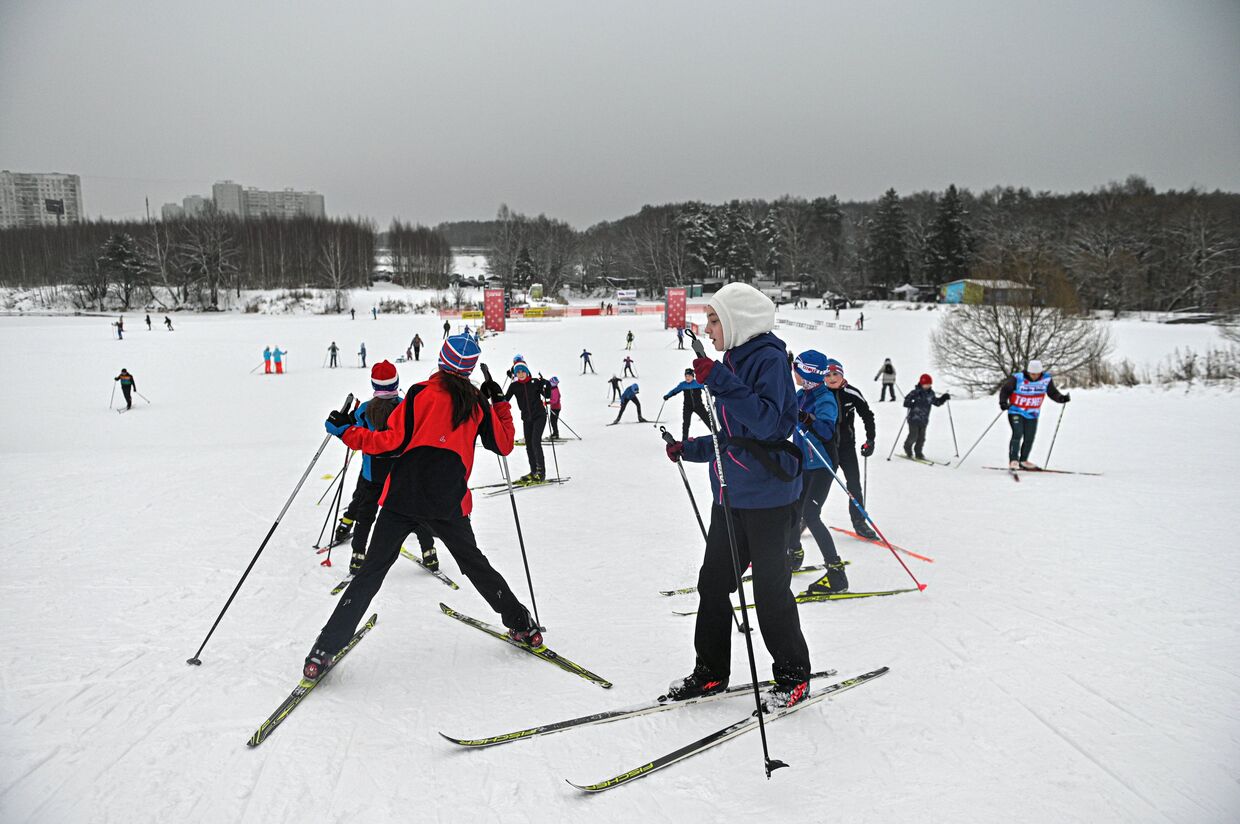 Дети катаются на лыжах в зоне отдыха «Битца»