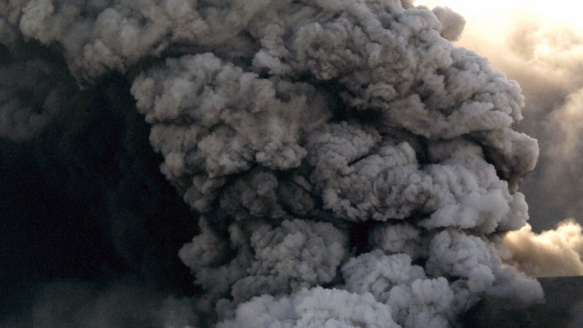 Извержение вулкана Эйяфьятлайокудль в Исландии - ИноСМИ, 1920, 17.01.2021