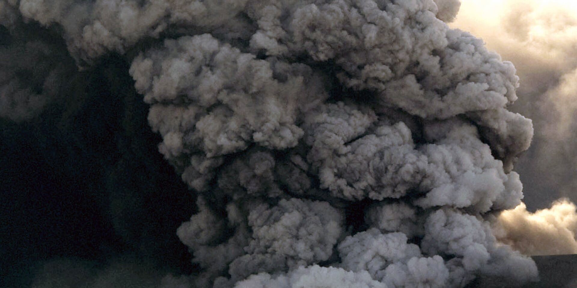 Извержение вулкана Эйяфьятлайокудль в Исландии - ИноСМИ, 1920, 17.01.2021