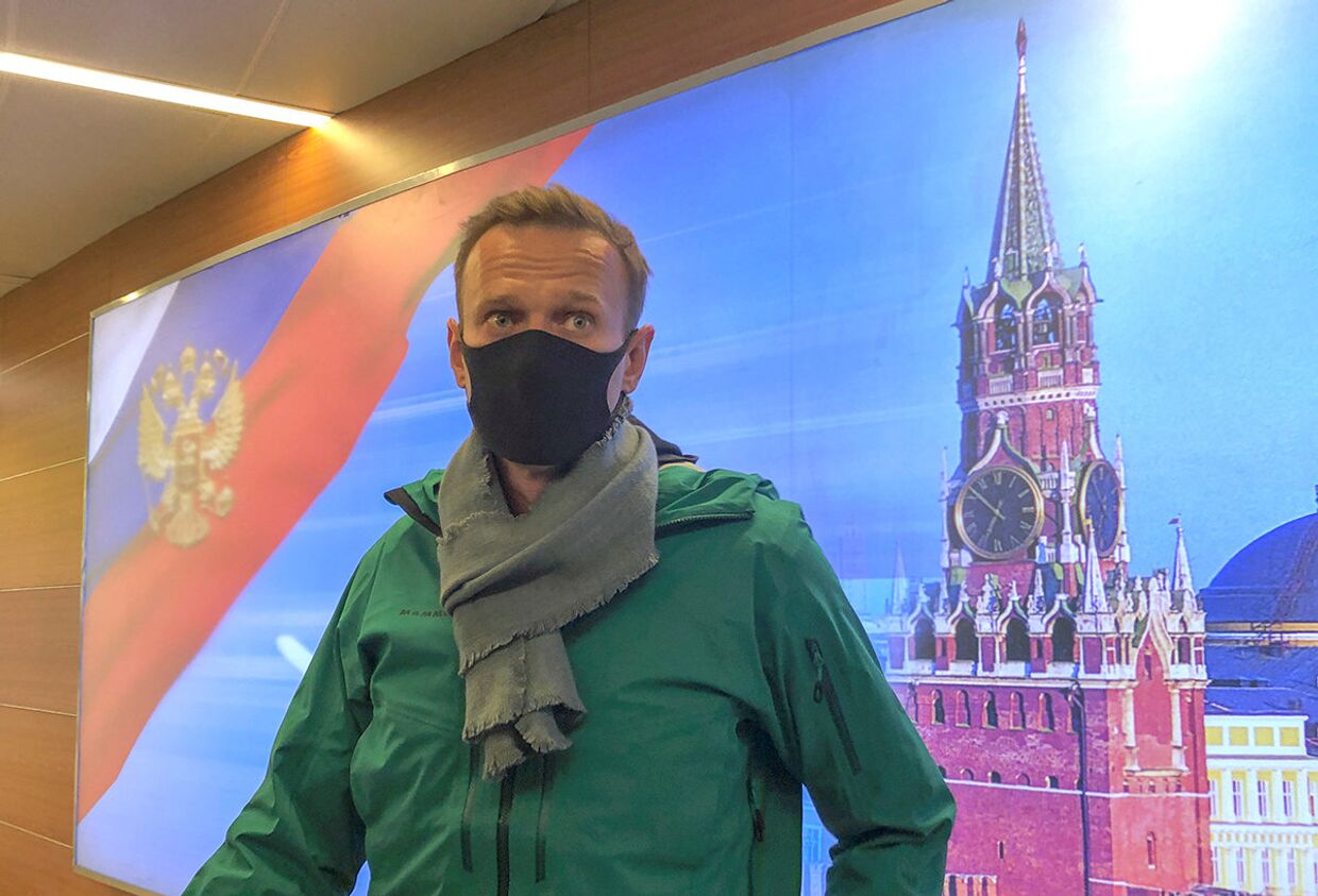 Российский оппозиционер Алексей Навальный общается с журналистами в московском аэропорту Шереметьево