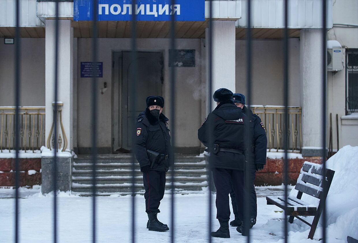 Сотрудники полиции возле полицейского участка, где содержится российский оппозиционер Алексей Навальный в Химках