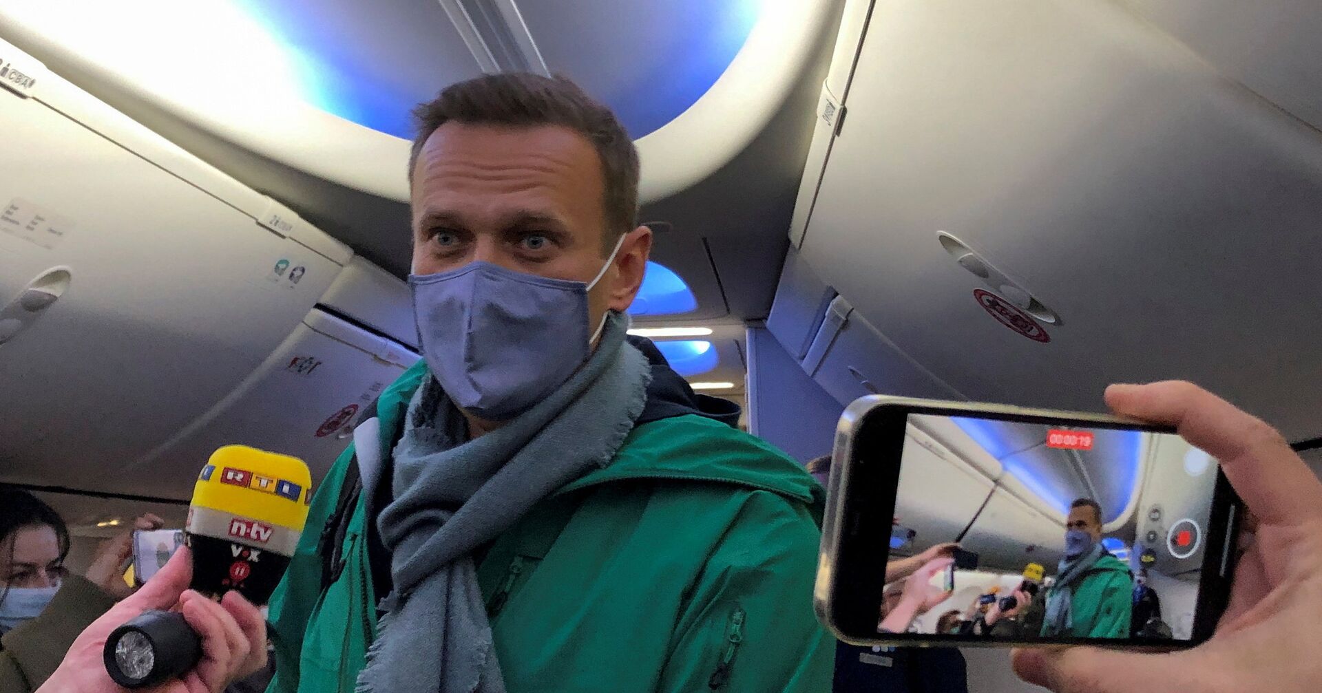 Алексей Навальный в самолете перед вылетом в Москву - ИноСМИ, 1920, 22.01.2021