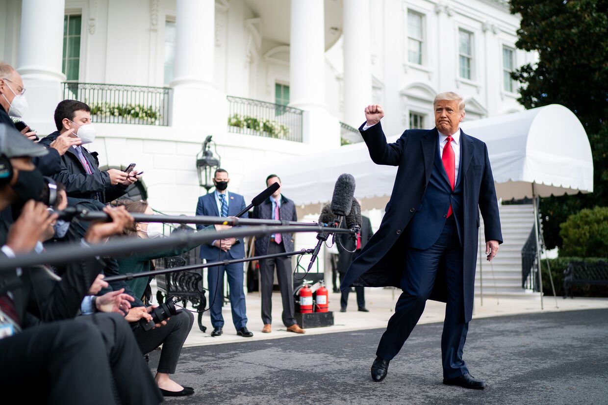Трамп общается с прессой возле Белого дома в Вашингтоне