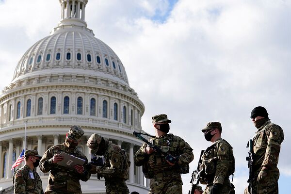 Солдаты Национальной гвардии США у здания Капитолия в Вашингтоне
