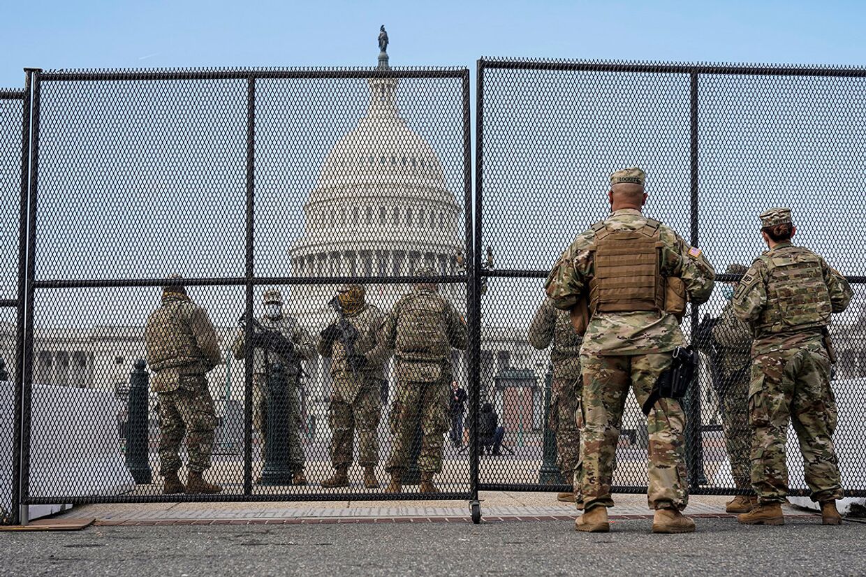 Солдаты Национальной гвардии США у Капитолия в Вашингтоне