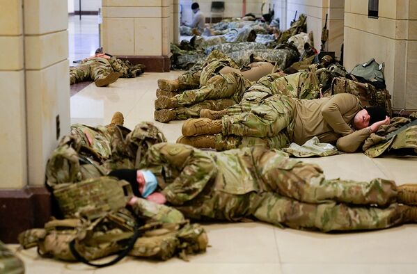 Солдаты военной полиции спят в здании Сената в Вашингтоне