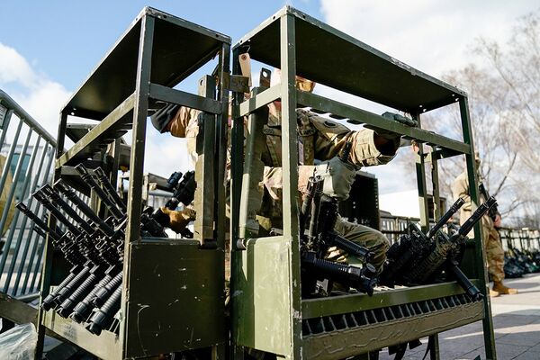 Войска Национальной гвардии получают оружие у Капитолия США в Вашингтоне