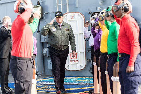 Дональд Трамп отдает честь морякам на авианосце «Джеральд Р. Форд»