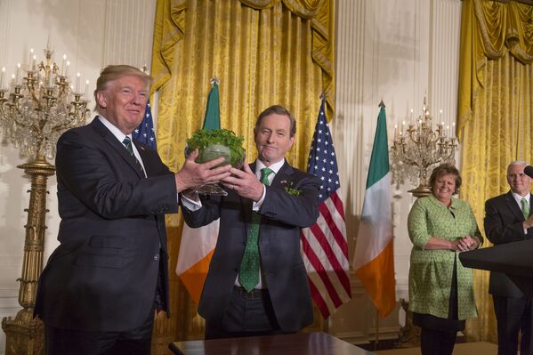 Премьер-министр Ирландии Энда Кенни преподносит Дональду Трампу трилистник в качестве подарка в День Святого Патрика в Белом доме в Вашингтоне