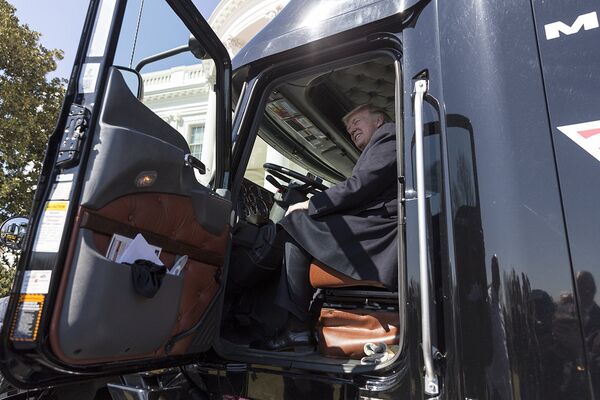 Президент США Дональд Трамп за рулем грузовика возле Белого дома в Вашингтоне
