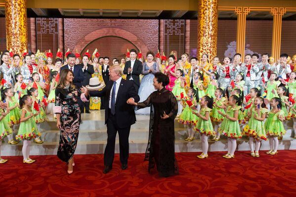 Президент США Дональд Трамп и первая леди Мелания Трамп во время посещения Китая