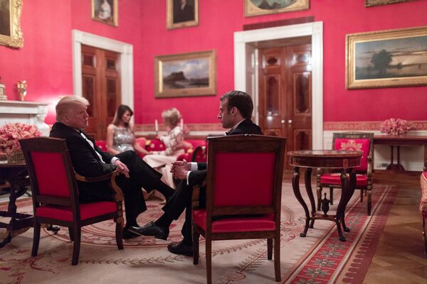 Президент США Трамп и первая леди на государственном ужине с президентом Франции Эммануэлем Макроном и его женой