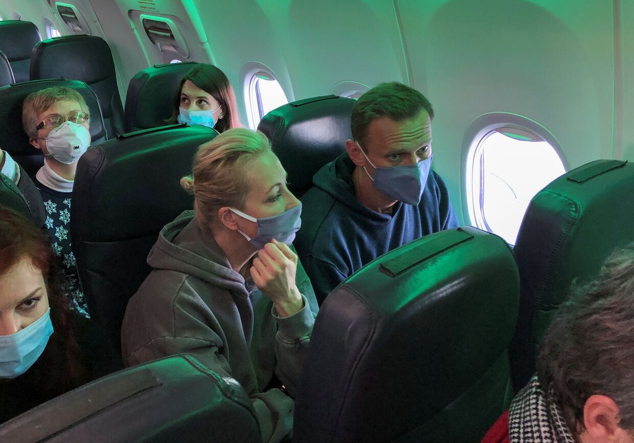 Алексей Навальный в самолете перед вылетом в Москву