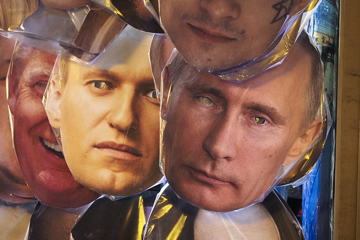 Маски известных политиков в сувенирном магазине в Санкт-Петербурге
