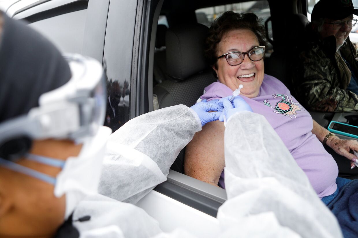 Вакцинация вакциной Pfizer в Плант-Сити, штат Флорида