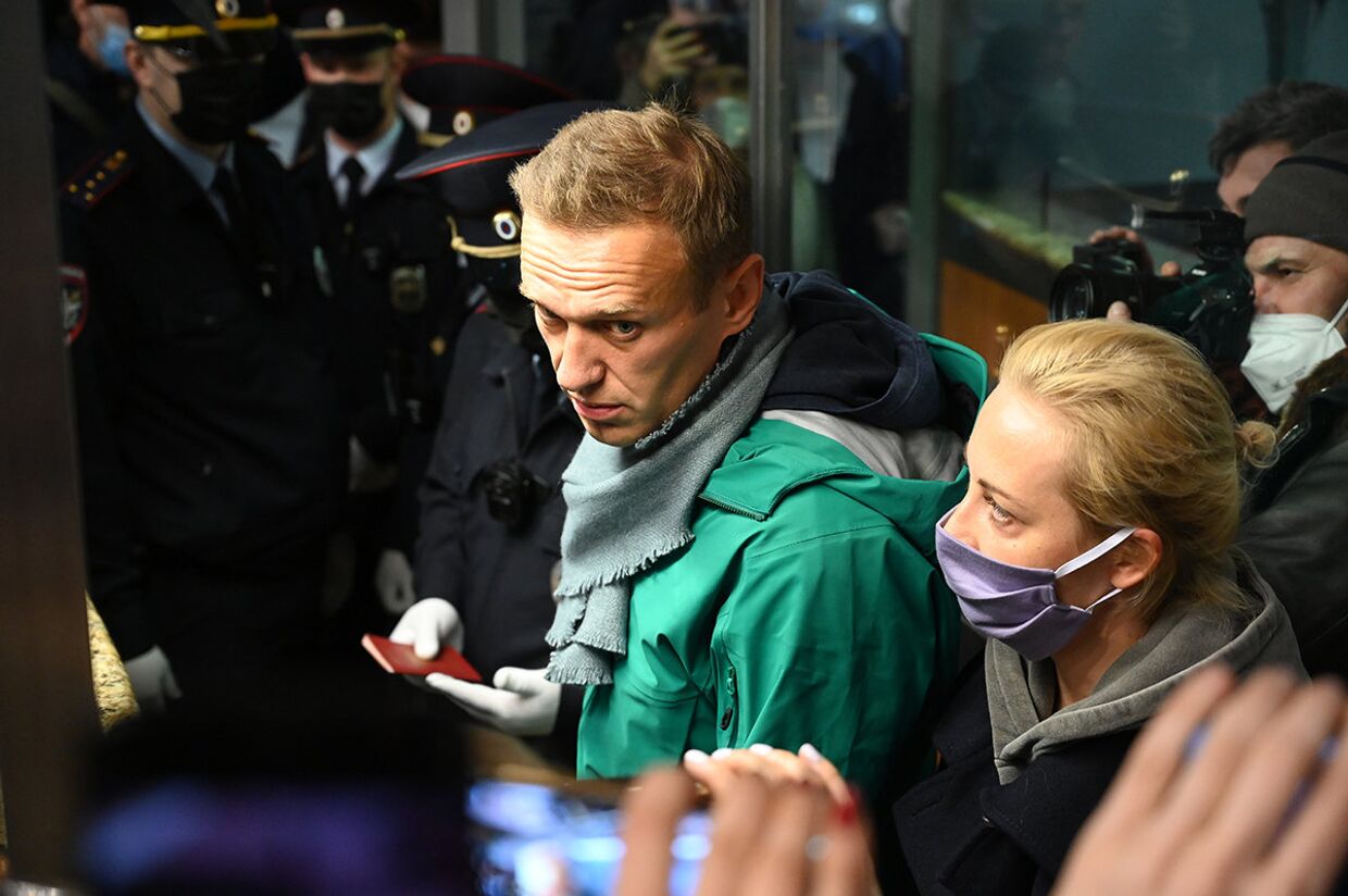 Сотрудники УФСИН задерживают Алексея Навального, прилетевшего из Берлина рейсом авиакомпании Победа, в международном аэропорту Шереметьево в Москве