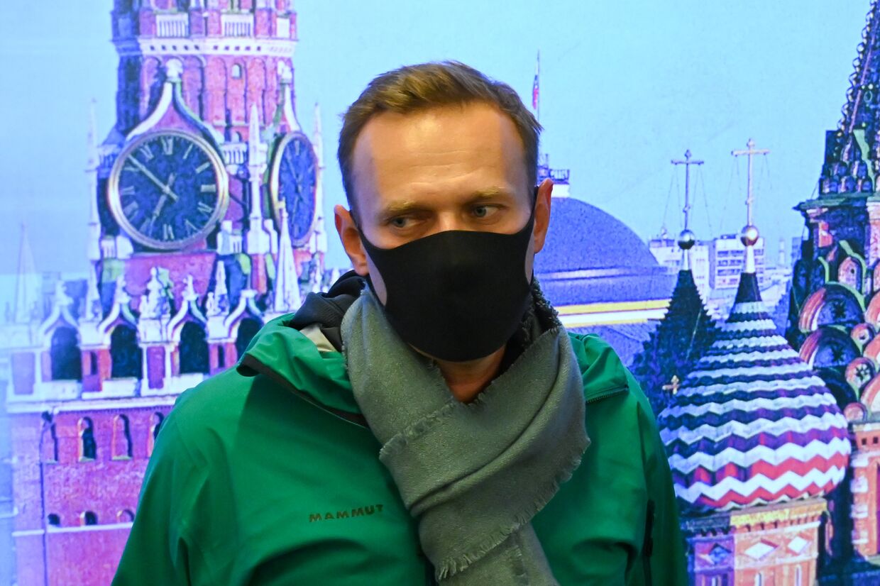 Российский оппозиционер Алексей Навальный общается с журналистами в московский аэропорт Шереметьево