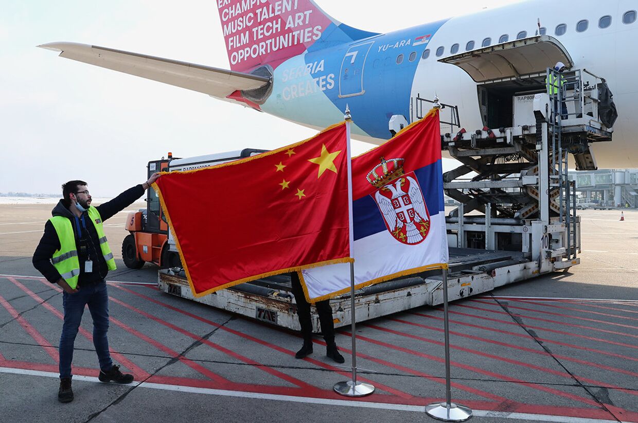 Самолет с вакциной от коронавируса от китайской компании Sinopharm в аэропорту Николы Тесла в Белграде