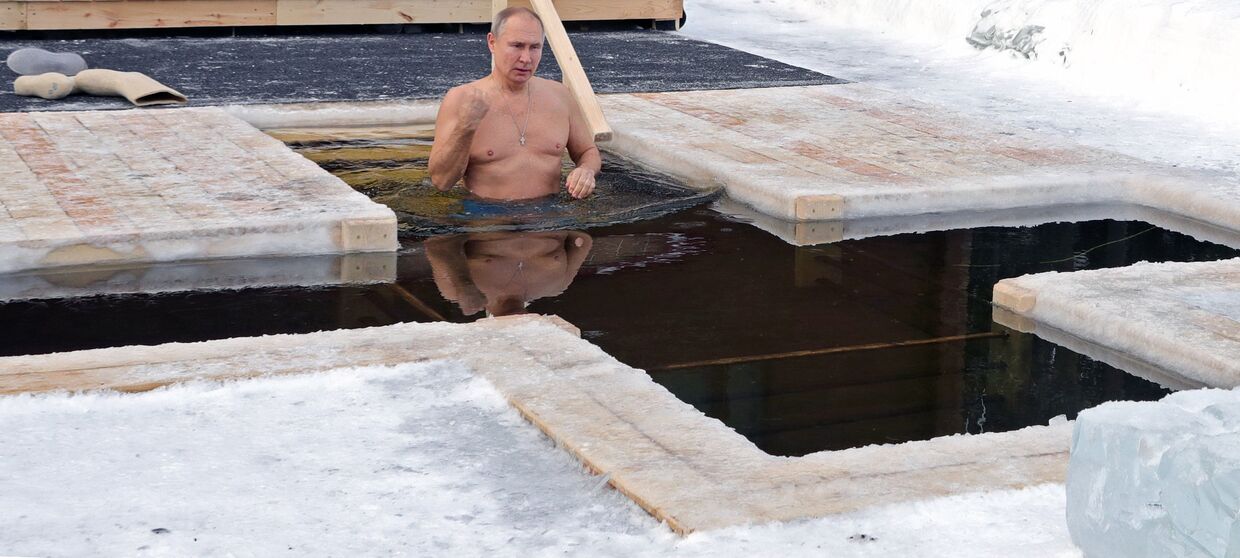 Президент РФ В. Путин принял участие в крещенских купаниях
