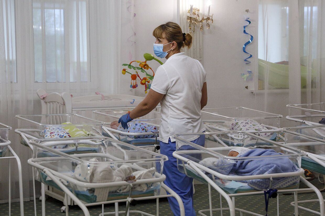 Медсестра в клинике для суррогатных детей в Киеве