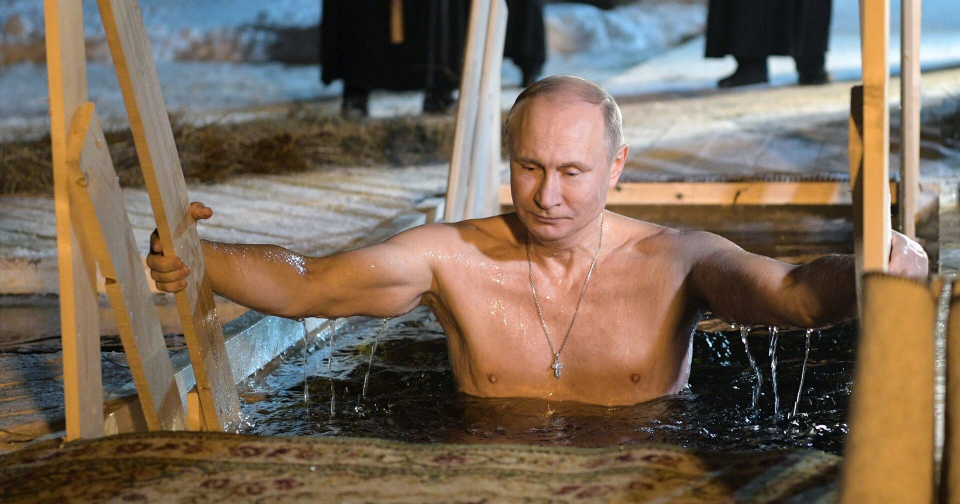 Президент РФ В. Путин принял участие в крещенских купаниях на озере Селигер - ИноСМИ, 1920, 20.01.2021