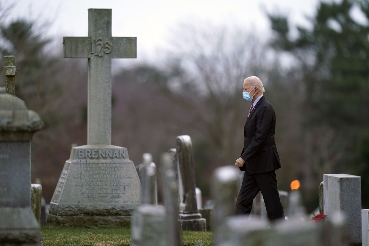 Избранный президент Джо Байден на кладбище в Уилмингтоне, Делавэр, США